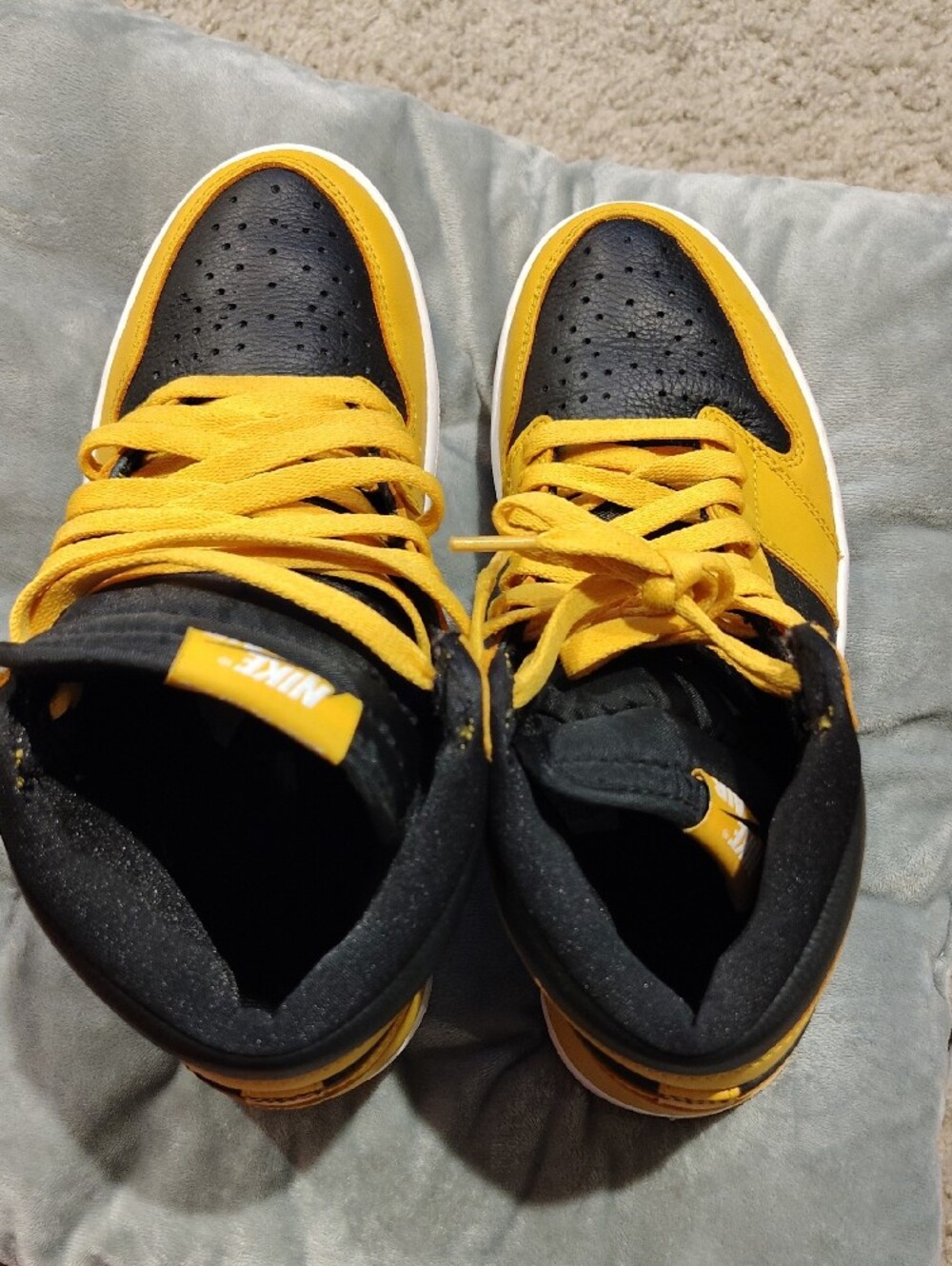 Nike Air Jordan 1 Mid - Black & Yellow - Picture 6 of 8
